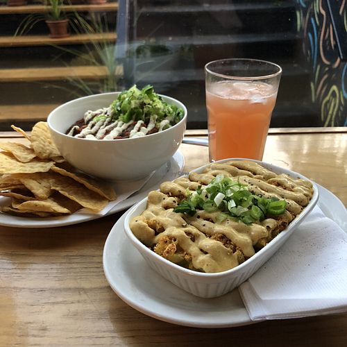 Chiliguacamole et Mac n cheez at Resonance Cafe in Montreal