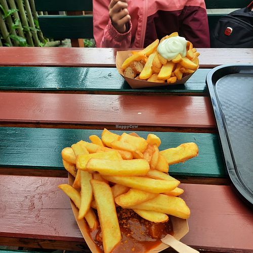 Currywurst mit Pommes und vegane Mayo at Kiosk im Neandertal in Mettmann