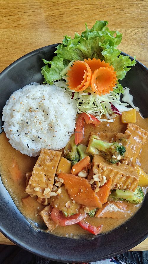 Eins von drei veganen Hauptgerichten, 5 Farben, leicht scharf at Huong Sen - Fine Sushi & Viet Cuisine in Dortmund