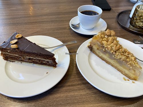 Erdnusstorte und Apfelkuchen   at Café ten Cate in Norden