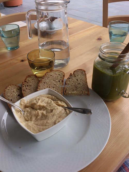 Green supersmoothie, hummus at Veganima in Arco