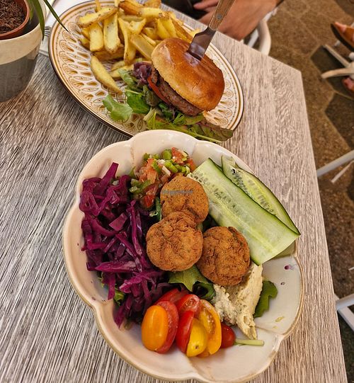 Vegan bowl and burger at Annette Cafe in Nice