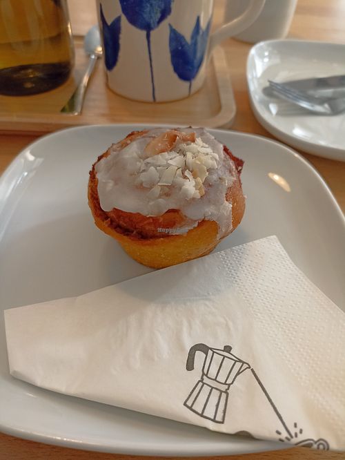 Cinnamon roll at mamacoffee - Podolska in Prague