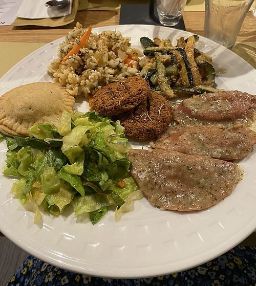 Riso orientale, zucchine al forno, fagottini di ceci e salvia, insalata, panzerotto olive e cappuccio  at Un Pino Marittimo in San Benedetto Del Tronto