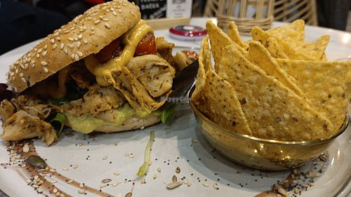 Bagel with heura, guacamole, cherry tomatoes and sauce of mango at Liam Brunch in A Coruna