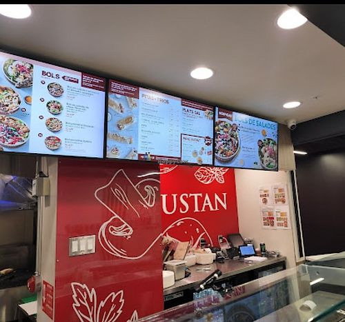 Plusieurs options at Boustan in Quebec