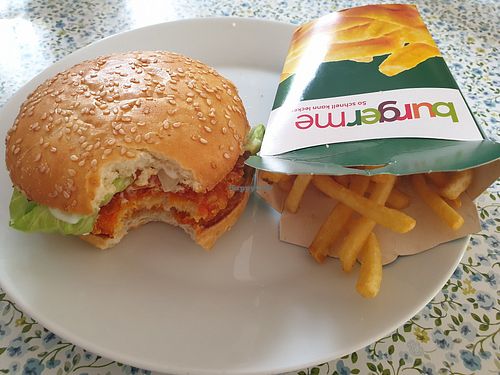 Crunchy vegan burger (=without cheese) with regular fries. at Burgerme - Dachauer Straße in Munich