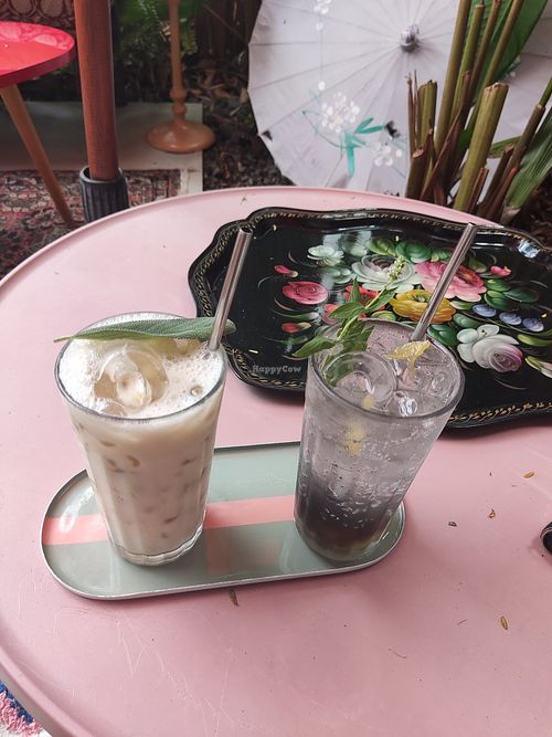 Lassi passion et citronnade ananas violette at Le Kafé Fleurs  in Saint-paul