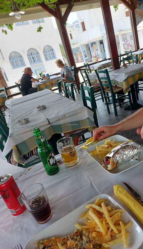 Vegetarische omelet en pita haloumi lunch at Esperida Hotel & Restaurant in Karpathos