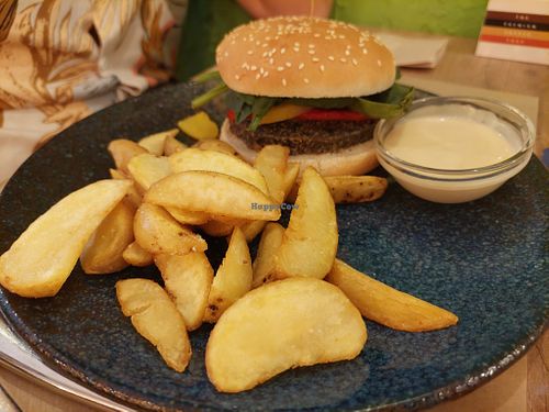 Main / Mohammed Ali burger (amazing quinoa + black olive patty, winner choice!) at La Huella Vegana - Sandoval  in Madrid