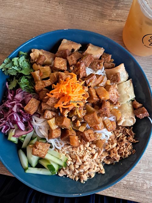 Rice noodle bowl with tofu at TikTak Bubble Tea in Nantes