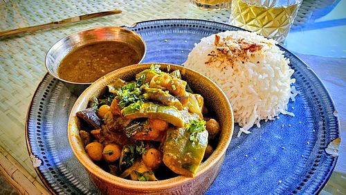 Restaurant au cadre sympa avec musique d'ambiance, nous avons demandé une option végane et nous avons eu ce très bon curry légumes lentilles riz. Service d'une grande gentilles at Blue Bamboo in Pointe Desny