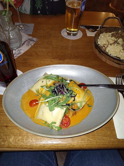 Gefüllte Teigtaschen mit Spinat auf Ratatouille mit Paprikasoße at Gasthof Groß in Bergkirchen