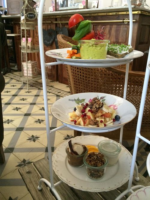 Breakfast at Simply Raw Bakery and Bistro in Vienna