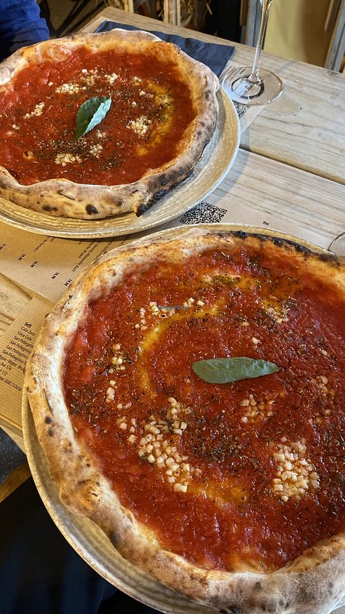 Pizza marinara  at Pizzeria Il Mercato in Knokke-heist