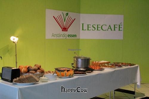  at Lesecafe Anstandig essen in Erlangen