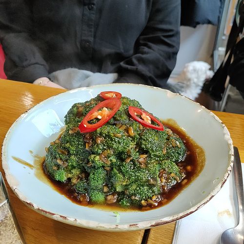 Broccoli in vegan oyster sauce at Coco Viet in Cologne