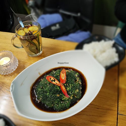 Steamed broccoli with vegan oyster sauce. Cinnamon, star anise and kumquat tea at Coco Viet in Cologne