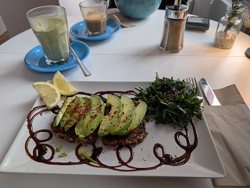 Avocado-Toast at ÖXL Café in Wismar