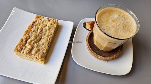 Nussecke & Flat White at PictureYourCity Cheesecake & Gallery in Dusseldorf