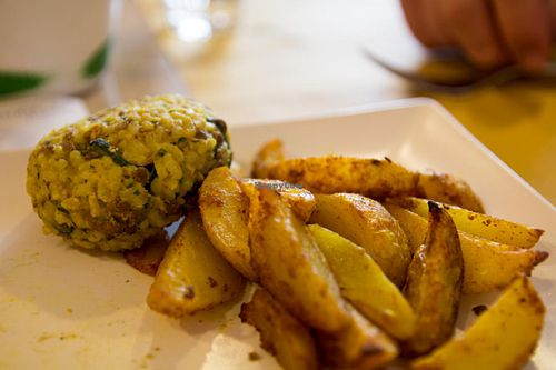 Curry-rice ball with lentils and courgette, supplemented by potato wedges at Freschette BioBistrot in Palermo