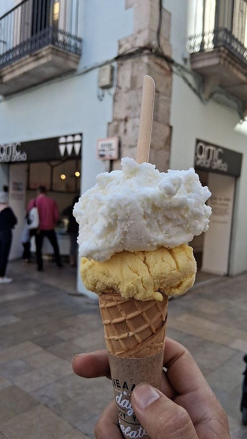 Lemon and dragon fruit ice cream at Artic Gelat Artesà in Vilanova I La Geltru