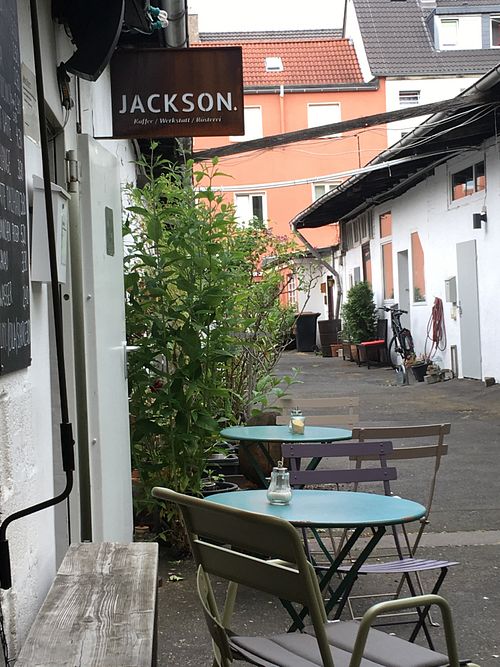 Blick von einem Sitzplatz Richtung Straße  at Jackson - Kaffee Werkstatt Rösterei in Cologne