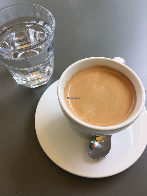 Kaffee Créma mit Leitungswasser  at Jackson - Kaffee Werkstatt Rösterei in Cologne