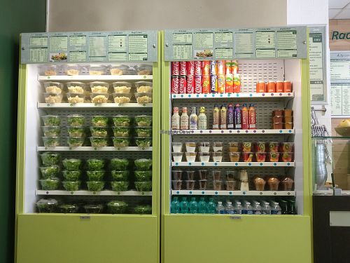 Choose your base : lettuce, pasta, quinoa. Then personnalize it at Verdure in Nancy