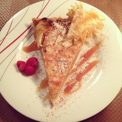 Vegan cinnamon apple tart at Le Grenier de Notre Dame in Paris