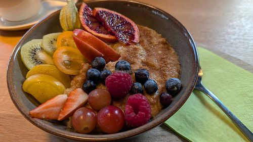 Porridge aus Haferdrink mit Obst at Café & Tee Lounge in Chemnitz