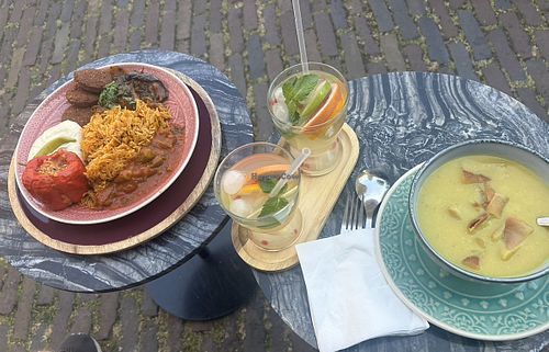 Bord met zelf te kiezen vegan gerechten en vegan linzensoep   at Maroosh in Haarlem