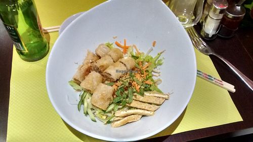 Bo bun: spring rolls with vermicelli at Vegebowl in Paris
