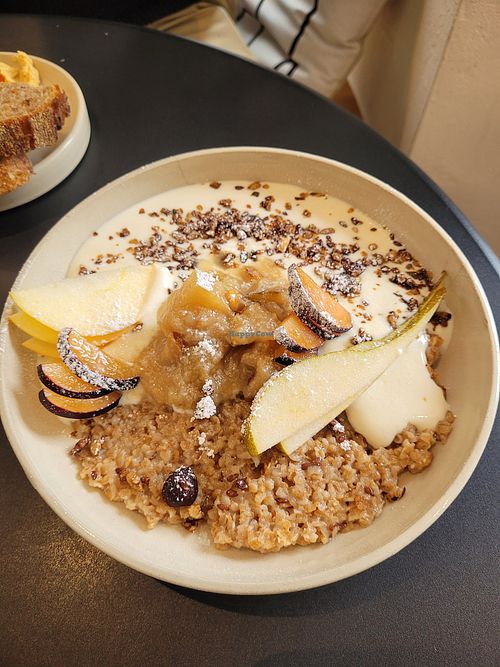 Urkorn-Porridge at NEĀ The Deli & Urban Concept Store in Bochum