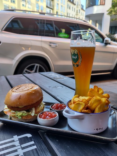 Crispy chicken, fries, and an alcohol-free wheat beer at SIGGIS v/gan burger & co in Munich