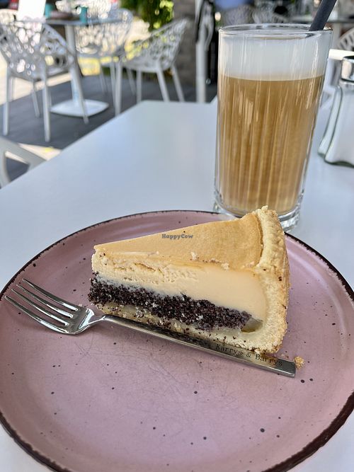 Käsekuchen mit Mohn, Iced Cappuccino mit Hafermilch  at Karrys & Barrys in Frankfurt