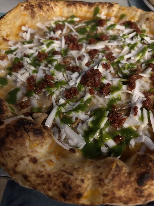 Der Käse ist nicht wirklich geschmolzen, aber es war trotzdem eine sehr cremige Pizza  at Meditè Siracusa in Siracusa