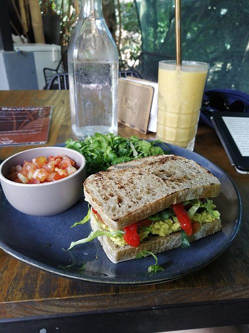 Sandwich mit veganem Eiersalat at Lori Restaurant & Deli in Dominical