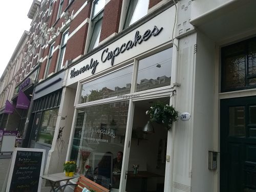 The outside at Heavenly Cupcakes in Rotterdam