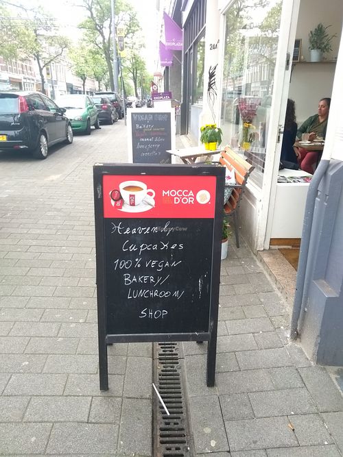 The outside at Heavenly Cupcakes in Rotterdam