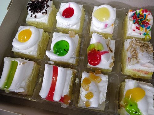 Traditional cream cakes at Eastern Highland Healthy Cake House 东山 in East Singapore