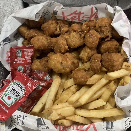 Pop corn de coliflor y papas fritas  at Ketchup in San Pedro Sula