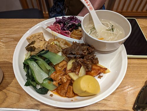 Buffet plate with various dishes at Sumanxiang Vegetarian Cafeteria Suyan - 素满香素食自助餐厅·素宴 民乐园店 in Xian