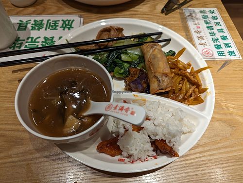 Buffet plate with various dishes at Sumanxiang Vegetarian Cafeteria Suyan - 素满香素食自助餐厅·素宴 民乐园店 in Xian
