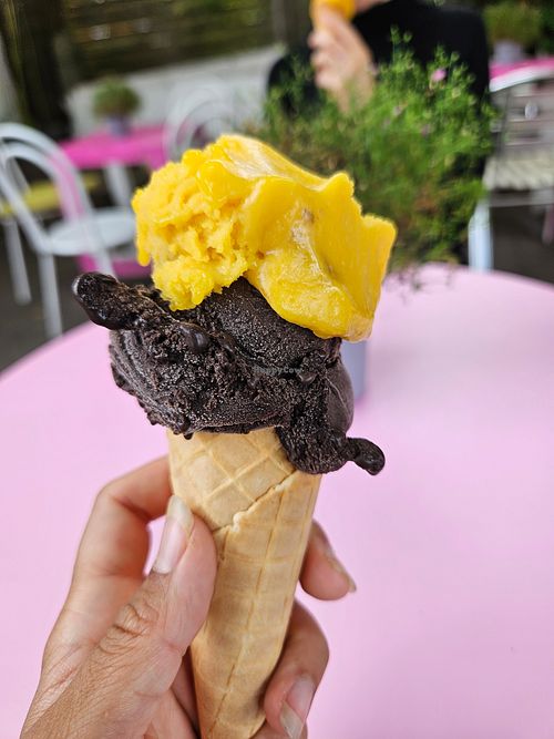 Vegane Waffel / Dark chocolate / Mango at Billy - Mehr als Eis in Braunschweig