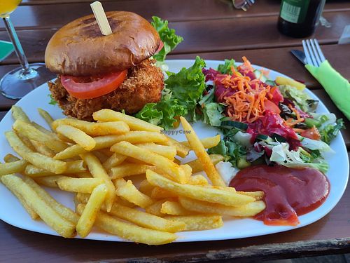 Burger mit Blumenkohl Patty und Pommes at Schiffercafe Kiel in Kiel
