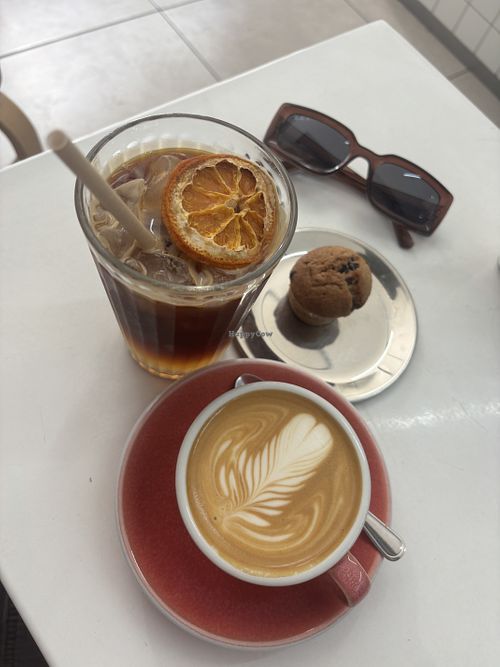 Espresso Tonic, Cappuccino with oat milk and a mini muffinn  at r3 coffee in Santiago