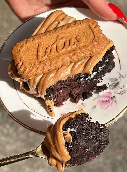 Corazón valiente. 
Brownie extracremoso de chocolate, decorado con galleta Lotus, hilos de dulce de leche y crema Biscoff. Todo apv at La Dulzura in Mexico City