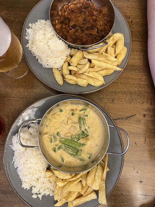Vegan curry and chilli  at Saracens Head in Caernarfon