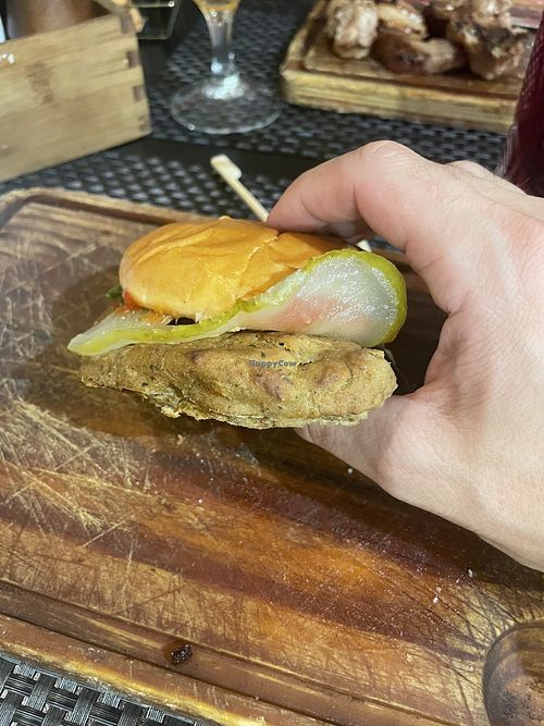 En la carta pone Beyond Burger y no lo es 🥲 estaba buena pero te la venden y cobran como Beyond 👎  at Chef's Concept in Alicante